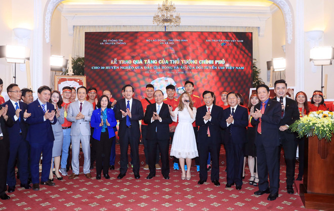 阮春福向贫困户赠送越南U23球队皮球和球衣拍卖得到的资金 ảnh 2 阮春福向贫困户赠送越南U23球队皮球和球衣拍卖得到的资金 ảnh 2