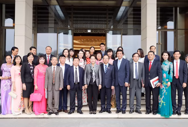 越南国会主席阮氏金银会见越南中小企业协会代表 ảnh 2