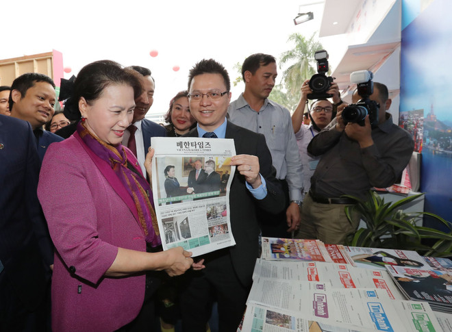 国会主席阮氏金银参观2018年越南全国报刊展 ảnh 2