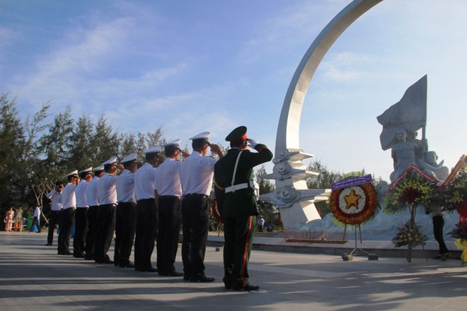 庆和省代表团向鬼鹿角礁64位英烈敬香 ảnh 2 庆和省代表团向鬼鹿角礁64位英烈敬香 ảnh 2