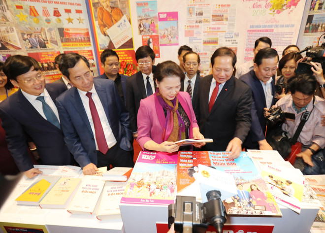 国会主席阮氏金银参观2018年越南全国报刊展 ảnh 1