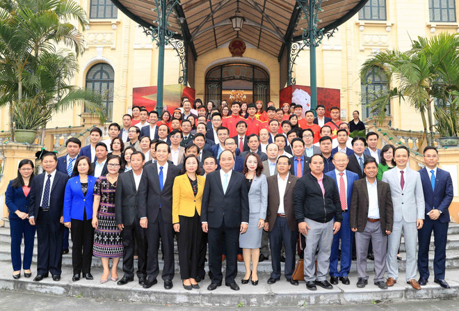 阮春福向贫困户赠送越南U23球队皮球和球衣拍卖得到的资金 ảnh 1 阮春福向贫困户赠送越南U23球队皮球和球衣拍卖得到的资金 ảnh 1