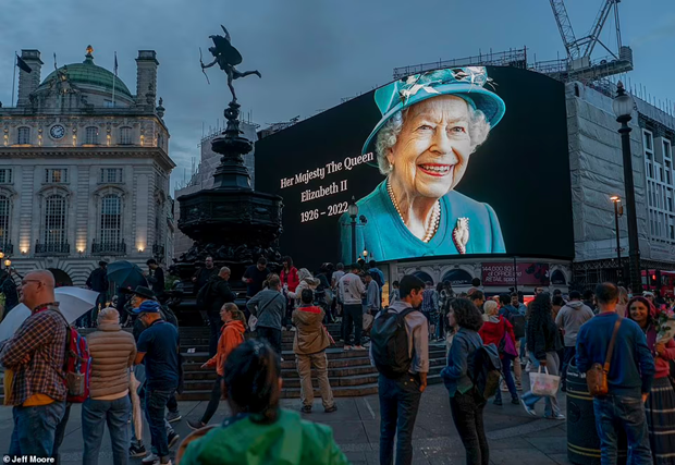 英国驻河内大使馆和驻胡志明市总领事馆为伊丽莎白二世女王设置吊唁簿 ảnh 2