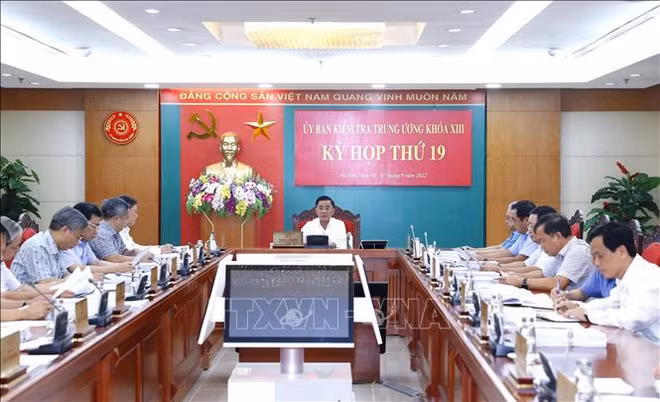 越共中央检查委员会第十九次会议：考虑对教育与培训部党组（2016-2021年任期）给予违纪处分 ảnh 1