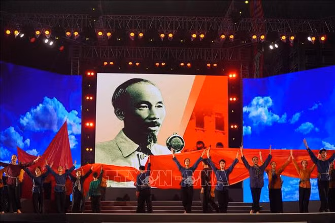 越南国庆节77周年:“独立节—民族希望之光”文艺晚会精彩纷呈 ảnh 1 越南国庆节77周年:“独立节—民族希望之光”文艺晚会精彩纷呈 ảnh 1