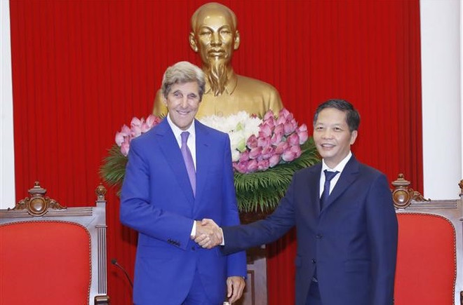 越共中央经济部部长陈俊英会见美国总统气候问题特使约翰·克里 ảnh 1