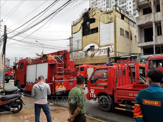 越南国家主席向平阳省卡拉OK歌厅火灾中的遇难者家属表示慰问 ảnh 1