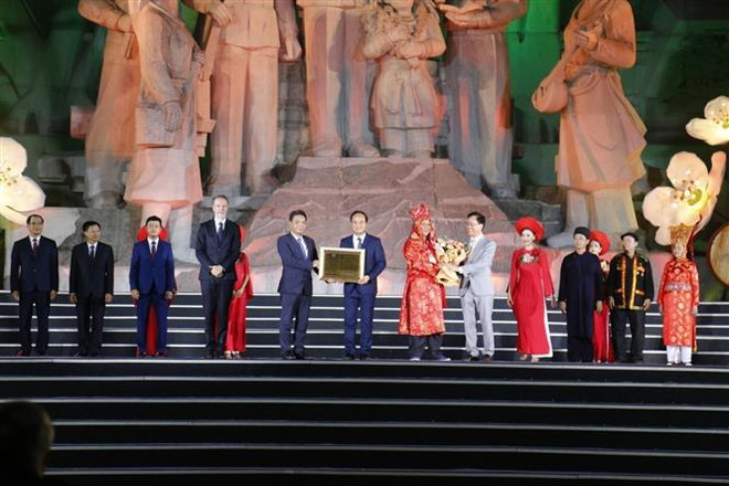 “越南岱依族、侬族和傣族天曲”人类非物质文化遗产代表作名录证书颁证仪式举行 ảnh 2