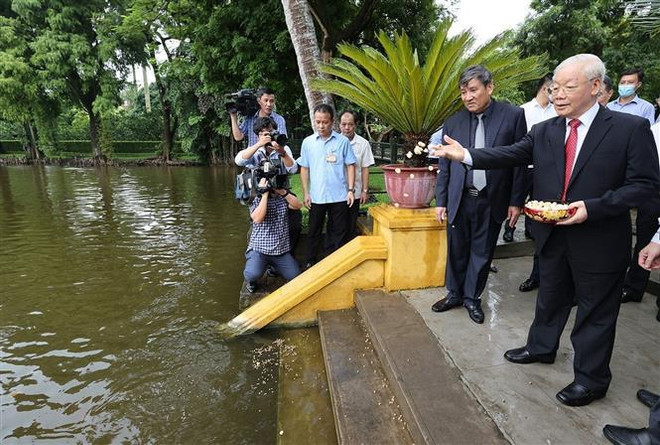 越南国庆77周年：越共中央总书记阮富仲敬香缅怀胡志明主席 ảnh 2