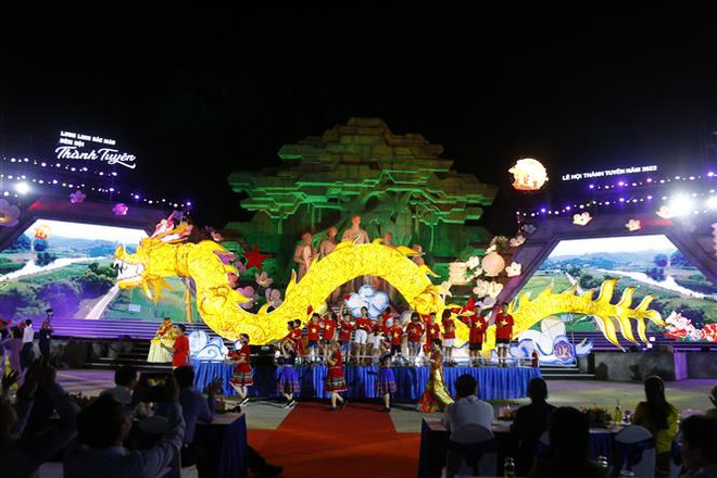 巨型中秋灯笼游行活动是宣光城市节的亮点 ảnh 1 巨型中秋灯笼游行活动是宣光城市节的亮点 ảnh 1