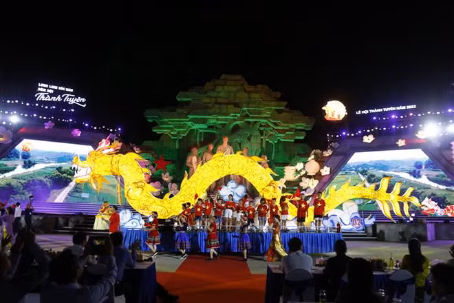 巨型中秋灯笼游行活动是宣光城市节的亮点 ảnh 1
