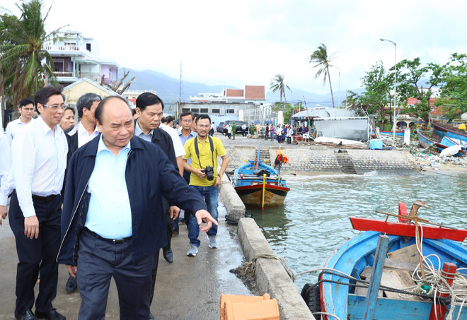 阮春福总理视察庆和省各地灾后恢复重建工作情况 ảnh 1 阮春福总理视察庆和省各地灾后恢复重建工作情况 ảnh 1