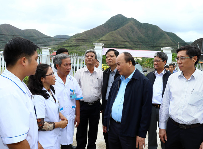阮春福总理视察庆和省各地灾后恢复重建工作情况 ảnh 2 阮春福总理视察庆和省各地灾后恢复重建工作情况 ảnh 2