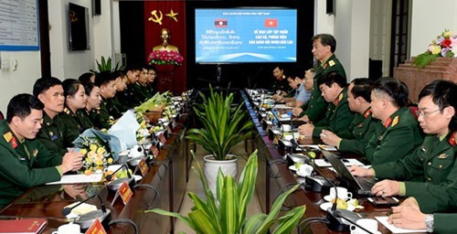 为老挝《人民军队报》干部、记者举办的2017年新闻业务培训班圆满结束 ảnh 1