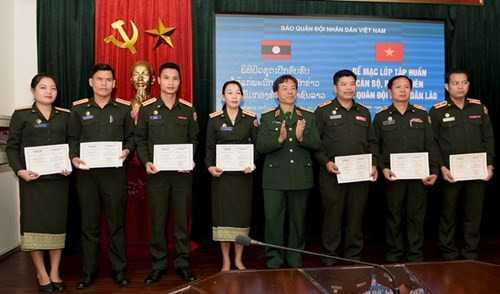 为老挝《人民军队报》干部、记者举办的2017年新闻业务培训班圆满结束 ảnh 2