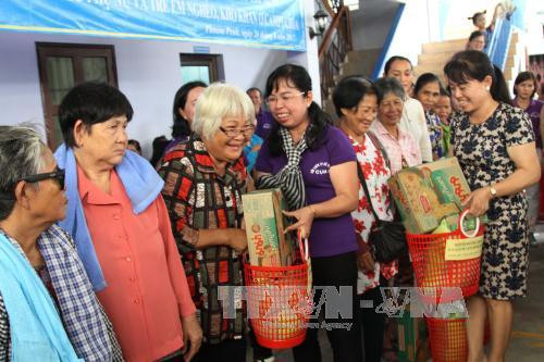 越南胡志明市妇女向金边贫困者赠送慰问品 ảnh 1 越南胡志明市妇女向金边贫困者赠送慰问品 ảnh 1
