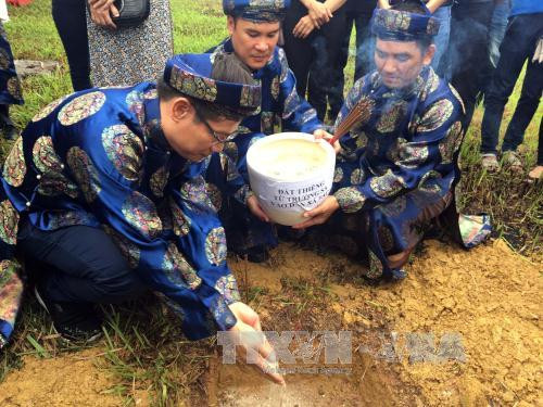 顺化举行仪式 将长沙群岛的灵土迎回顺化社稷坛 ảnh 1