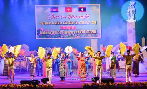 进一步加强越老柬三国边境地区各省的团结友谊 ảnh 1