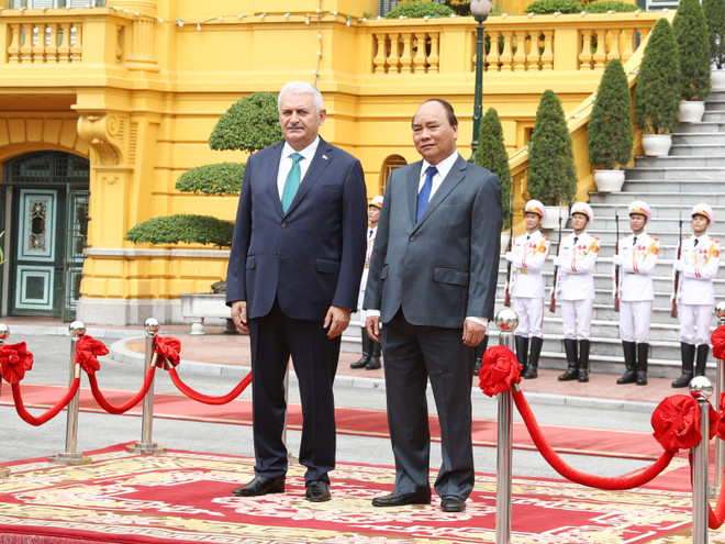 阮春福总理与土耳其总理比纳勒·耶尔德勒姆举行会谈 ảnh 1