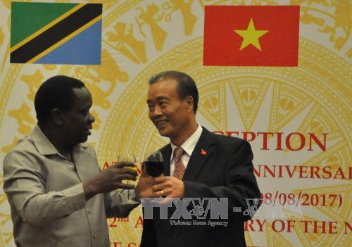 越南驻外代表机构隆重举行国庆72周年庆典 ảnh 1 越南驻外代表机构隆重举行国庆72周年庆典 ảnh 1