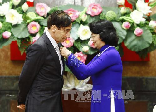 国家副主席邓氏玉盛向法国教授授予友谊勋章 ảnh 1