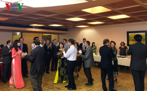 越老友好交流活动在巴黎举行 ảnh 1 越老友好交流活动在巴黎举行 ảnh 1