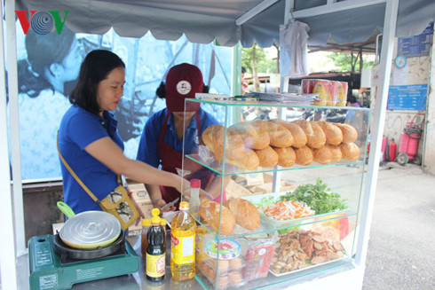 胡志明市首两条小吃街正式开街 ảnh 2 胡志明市首两条小吃街正式开街 ảnh 2
