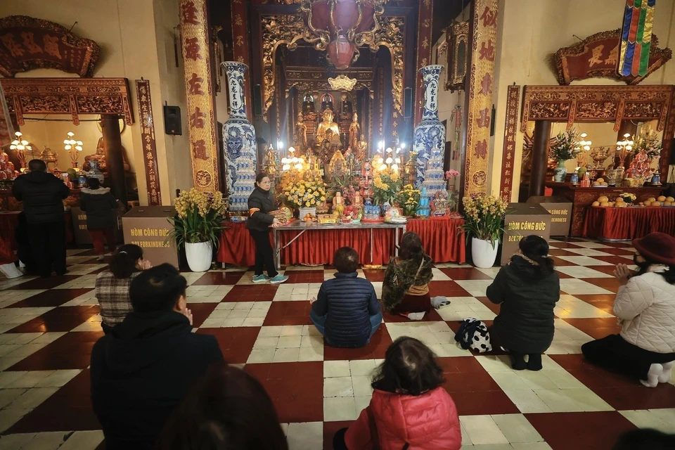 人们在元宵节里前往馆使寺烧香祈福。图自越通社