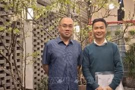 巴黎-萨克雷大学材料学专业讲师范国毅（右）。图自越通社
