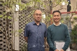 巴黎-萨克雷大学材料学专业讲师范国毅（右）。图自越通社