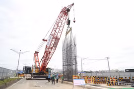 胡志明市地铁2号线的ST10地下站首幅地连墙钢筋笼入槽。图自越通社