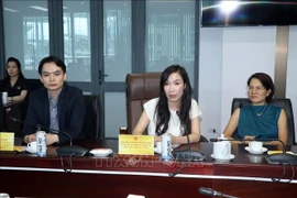 瑞士-越南经济论坛（SVEF）秘书长雷切尔·阮·伊森施密德（中）。图自越通社