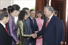 苏林总书记会见越南驻老挝大使馆工作人员和旅老越侨代表。图自越通社