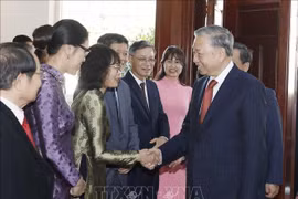 苏林总书记会见越南驻老挝大使馆工作人员和旅老越侨代表。图自越通社