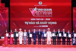 越共中央宣教与民运部部长阮仲义向获表彰个人和企业代表授予奖状。图自越通社