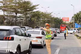 河内交警开展交通疏导。图自越通社