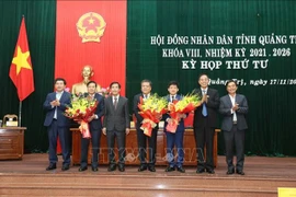 向黎鸿荣同志与黎文保同志赠送鲜花。图自越通社