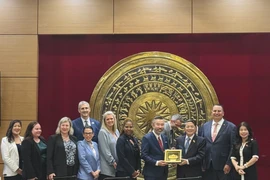 越南国会副主席阮德海向美国俄勒冈州议会代表团送礼。图自越通社