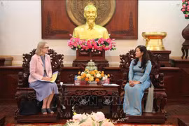 芹苴市人民委员会会见了澳大利亚驻胡志明市总领事萨拉·胡珀（Sarah Hooper）。图自越通社