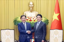 越南国家主席梁强（右）与韩国总统特使朴昌达。图自越通社