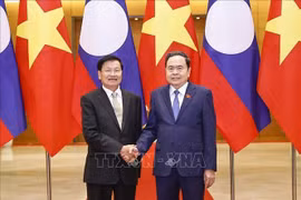 越南国会主席陈青敏与老挝人民革命党中央总书记、国家主席通伦·西苏里。图自越通社