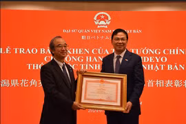 日本新泻县知事花角英世荣获越南政府总理的奖状。图自越通社