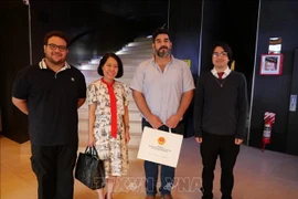 吴明越大使、巴拉圭共产党总书记纳吉布·阿马多以及巴拉圭共青团亚松森代表合影。图自越通社