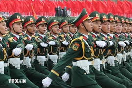 越南人民军在巴亭广场参加庆祝建国80周年阅兵式。图自越通社