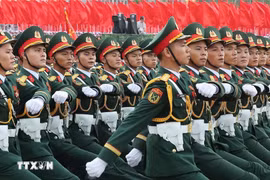 越南人民军在巴亭广场参加庆祝建国80周年阅兵式。图自越通社
