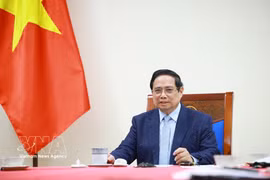 越南政府总理范明政与科威特国首相通电话。图自越通社