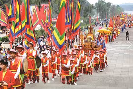 每年于农历3月10日在位于富寿省峰州县希朗镇义岭山的雄王庙举行越南始祖雄王祭祀仪式，吸引众多当地居民和四面八方游客前来参加。图自越通社