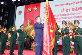 苏林总书记向国防工业总局授予“人民武装力量英雄”称号。图自越通社