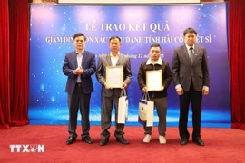 越南科学技术翰林院副院长周黄河向烈士家属授予DNA鉴定结果。图自越通社