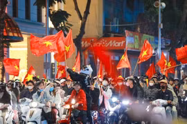 越南球迷上街游行庆祝。图自越通社